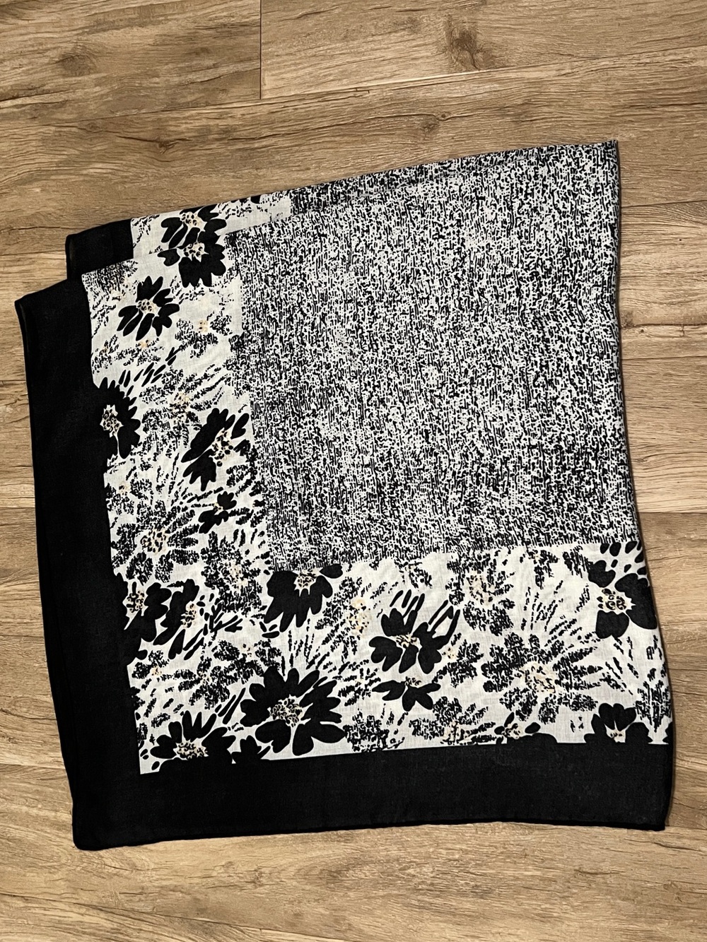 🎁Vintage Black & White Floral Oversized Scarf  •  Wrap • Butter Yellow Accents - Picture 3 of 13